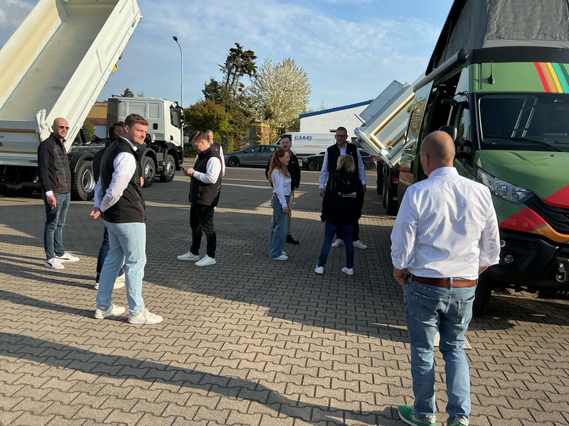 NFZ-Private-Sale-Beitrag-03 Menschen sehen sich die Kipper beim Private Sale von Wolters Nutzfahrzeuge an