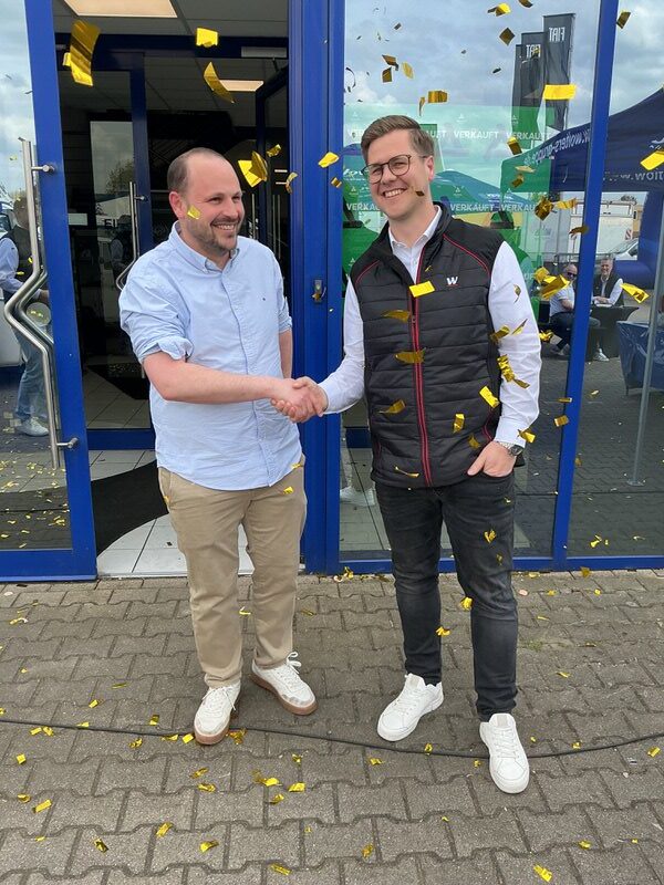 Zwei Männer gebeb sich die Hand beim Nutzfahrzeug Private Sale